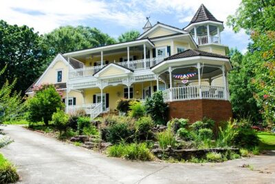 2.5 Hour Atlanta Local Food + Victorian Cemetery Tour