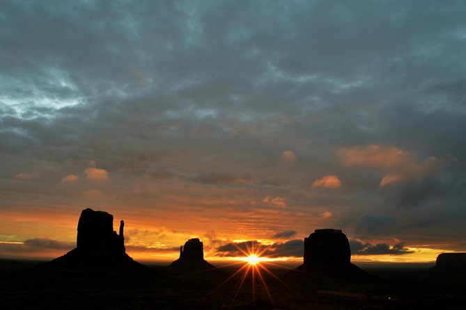 3.0 Hours of Monument Valley's Sunrise or Sunset 4×4 Tour - Ear of the Wind is the backcountry highlight