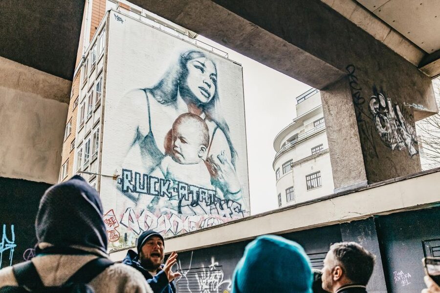 Bristol: Blackbeard to Banksy Guided Walking Tour - Bristol Bridge and the Llandoger Trow