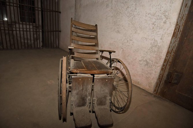 Charleston Haunted Jail Night-Time Walking Tour with Admission to Old City Jail - Why the guide can make or break the experience