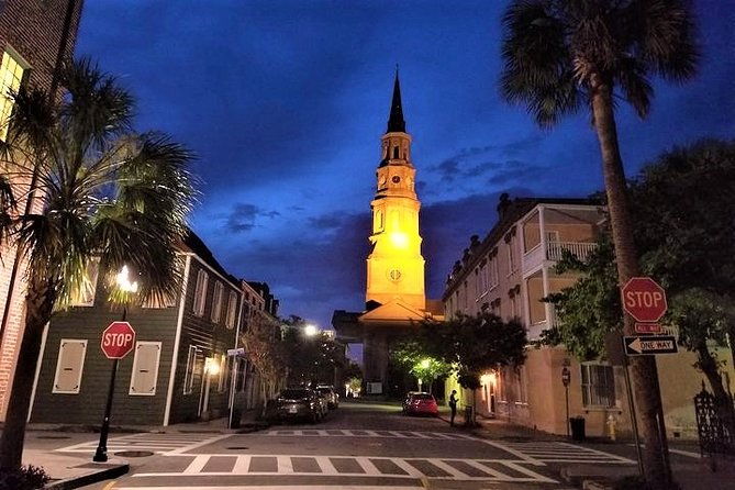 Charleston's Pleasing Terrors Night-Time Walking Ghost Tour - Poogan’s Porch and the familiar face of a haunted restaurant