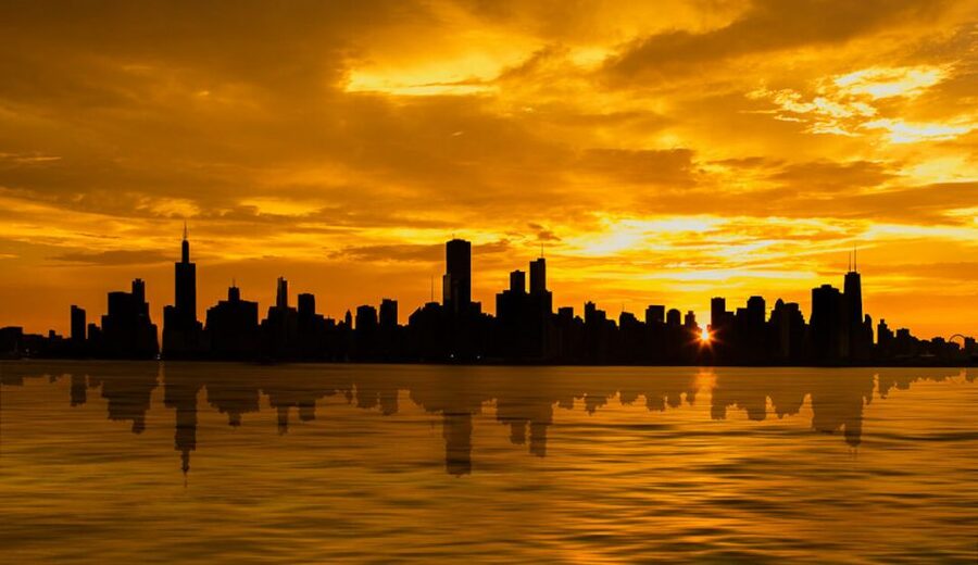 Chicago: 1.5-Hour Scenic Sunset Lake Cruise - The river departure and the first city views