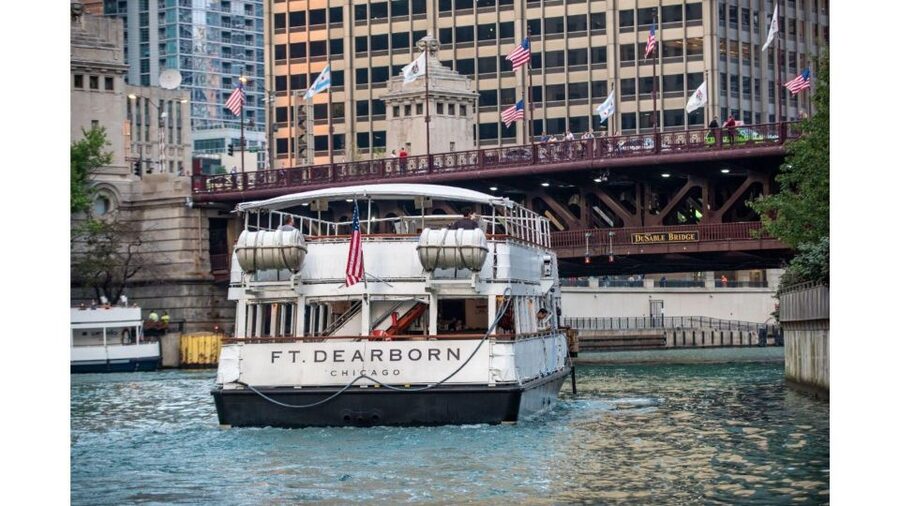 Chicago: Architecture Boat Tour with Drinks - The first minutes on board