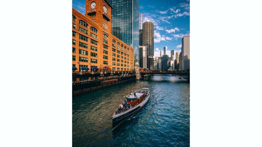 Chicago: Architecture Boat Tour with Drinks - The guides are the main attraction