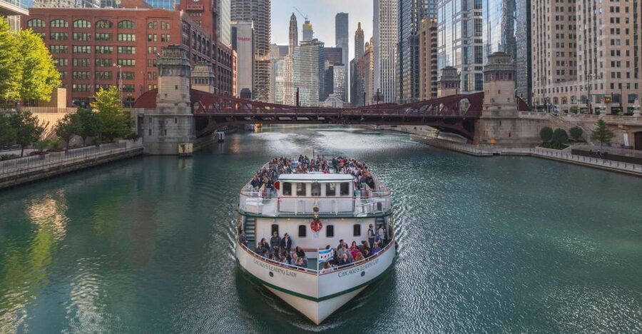 Chicago: Architecture Center Cruise on Chicago's First Lady - The first minutes: settling into an open-air seat