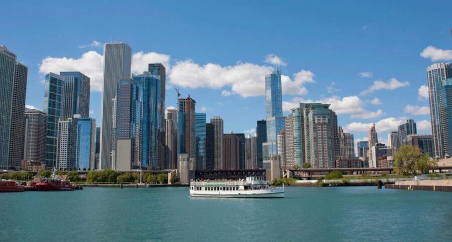 Chicago: Architecture Center Cruise on Chicago's First Lady - Following the river’s architectural canyon