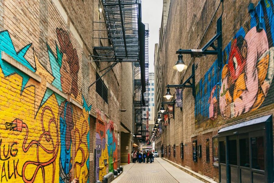Chicago: Gangsters and Ghosts Guided Walking Tour - Why the guides matter so much