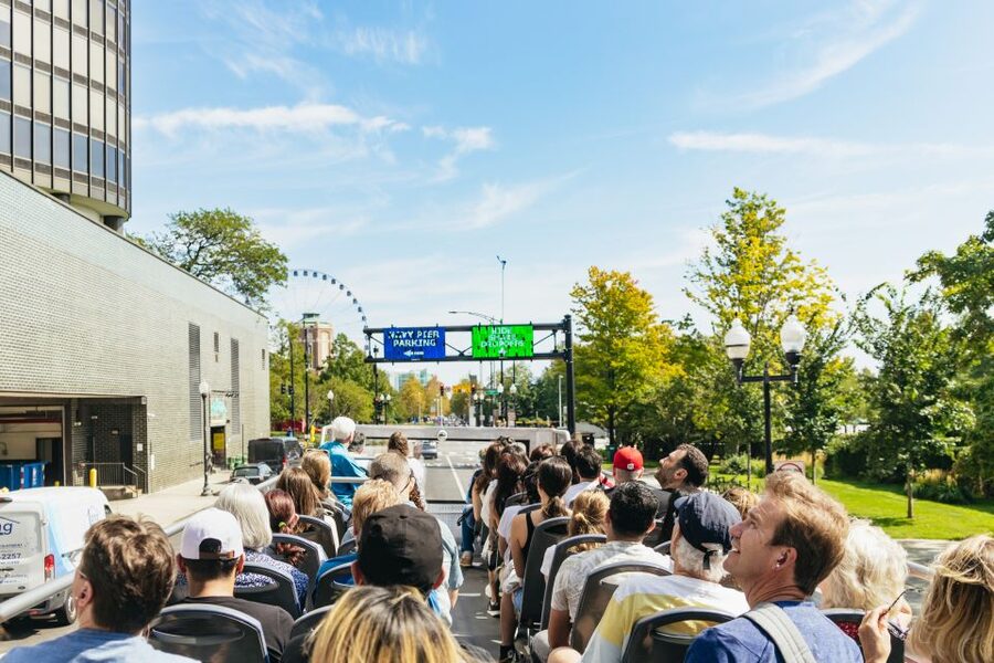 Chicago: Hop-on Hop-off Sightseeing Tour by Open-top Bus - River North and the State Street theater area