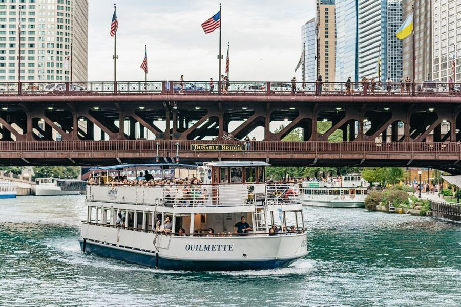 Chicago River: 1.5-Hour Guided Architecture Cruise - The cash bar and Chicago snacks