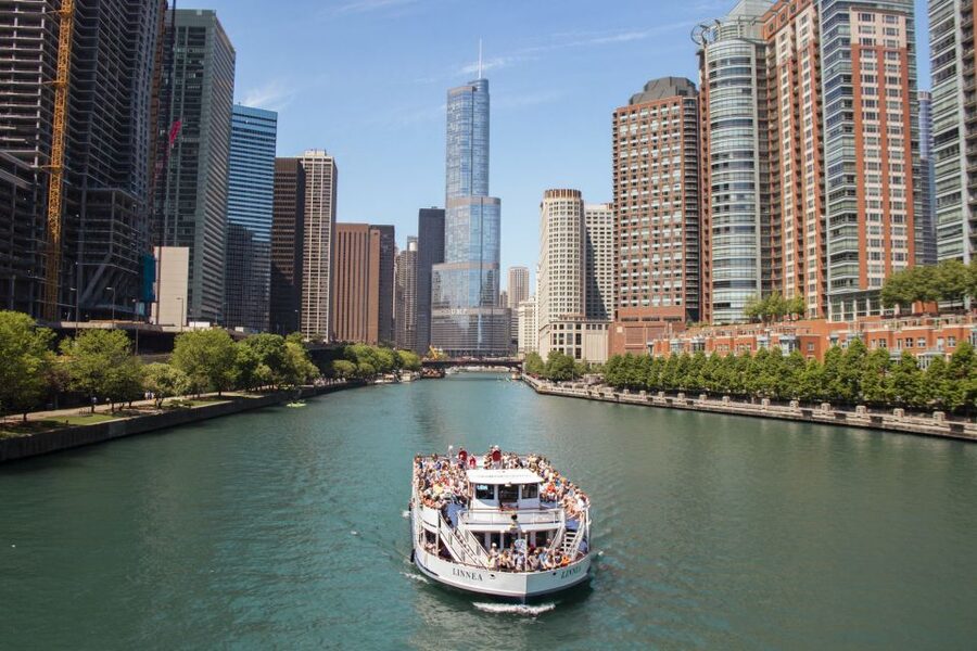Chicago River: 1.5-Hour Guided Architecture Cruise - Setting out from the DuSable Bridge