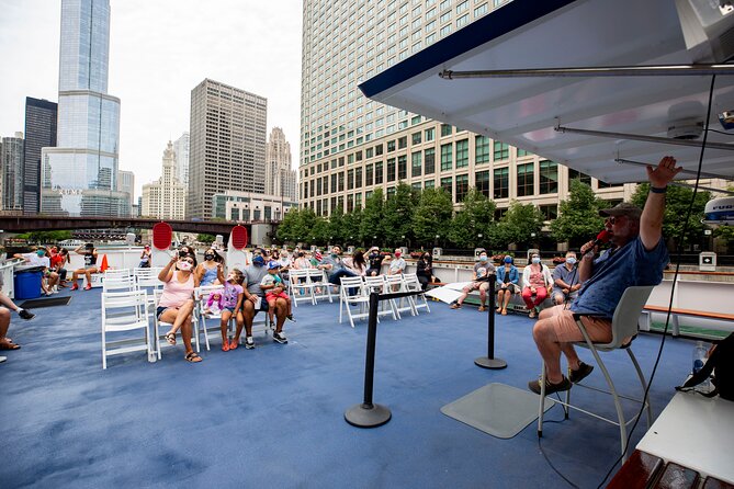 Chicago River 90-Minute Architecture Tour - Choosing between the upper deck and the indoor lounge