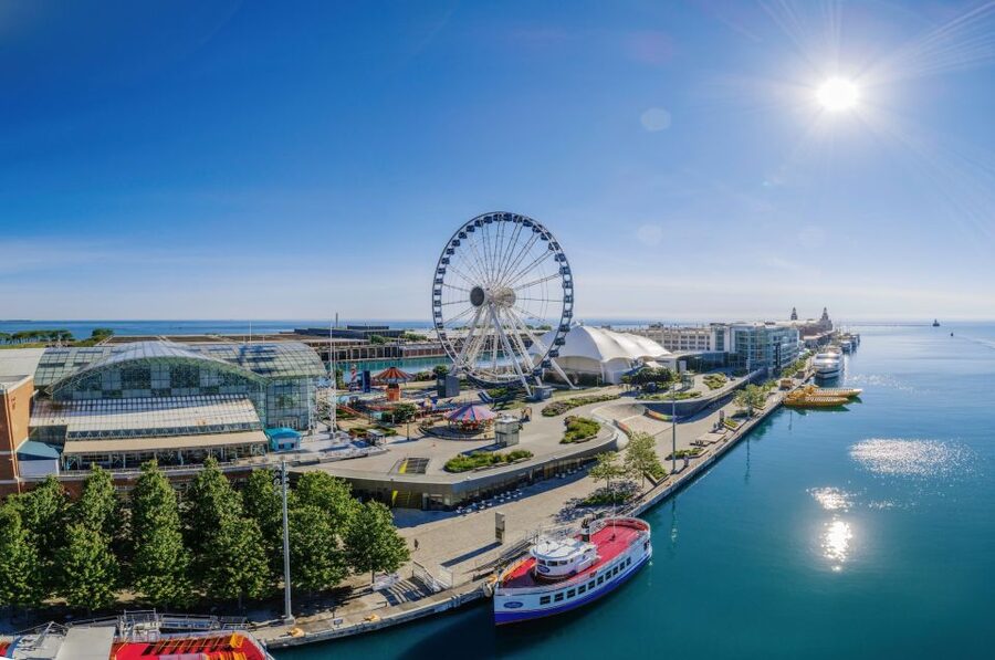 Chicago: Shoreline Lake Michigan Skyline Cruise - Comfort, onboard services, and family appeal