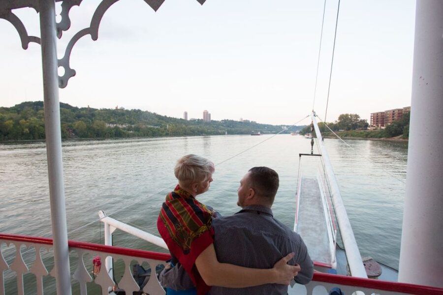Cincinnati: Ohio River Cruise with Buffet Dinner - Music, dancing, and the mood onboard