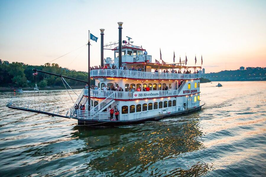 Cincinnati: Riverboat Cruise with Lunch and Entertainment - Lunch While the Ohio River Rolls By