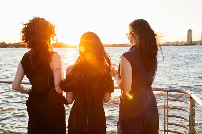 City Cruises New York: Signature Dinner Cruise - Dinner works best as part of the show