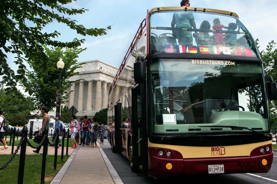 DC: Hop-on Hop-off Tour by Open-top Bus with 17 Stops - Start near Union Station and get your bearings