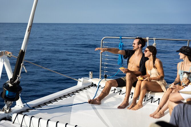 Deluxe Sail & Snorkel to the Captain Cook Monument - Breakfast, gear, and getting ready for the water
