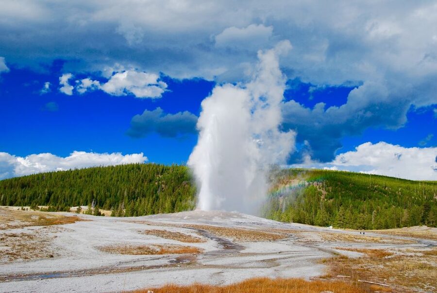 From Jackson: Yellowstone National Park Day Trip with Lunch - The geyser country around Old Faithful