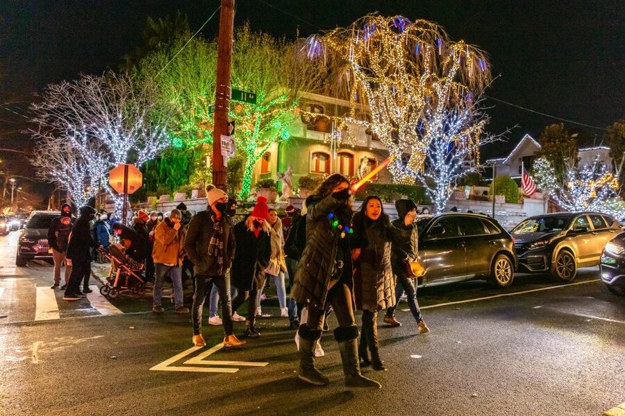 From Manhattan: 4-Hour Dyker Heights Holiday Lights Bus Tour - Practical ways to make the evening better