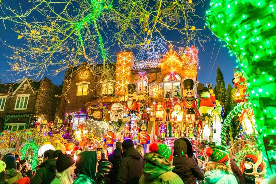 From Manhattan: 4-Hour Dyker Heights Holiday Lights Bus Tour - Why Dyker Heights is worth the trip