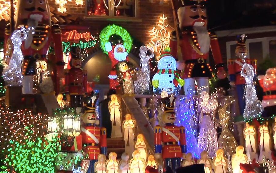 From Manhattan: Dyker Heights Lights & Skyline Tour - Why Dyker Heights is worth the trip from Manhattan
