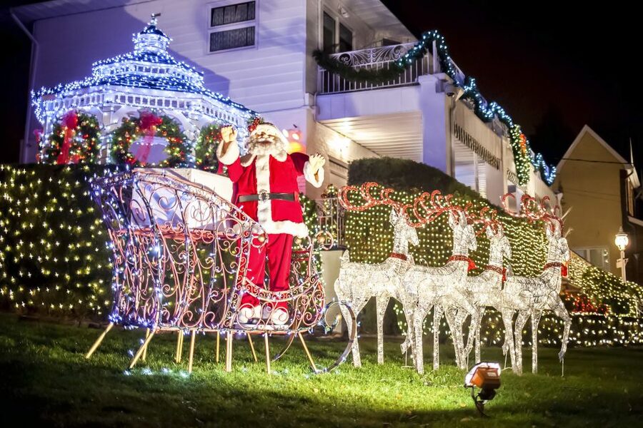 From Manhattan: Dyker Heights Lights & Skyline Tour - The ride back through New York