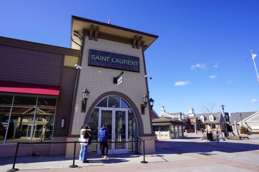 From NYC: Woodbury Common Premium Outlets Shopping Tour - Arriving before the shops open