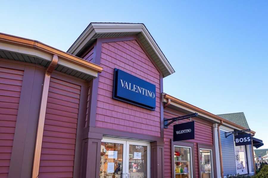 From NYC: Woodbury Common Premium Outlets Shopping Tour - Food breaks at 15 dining spots