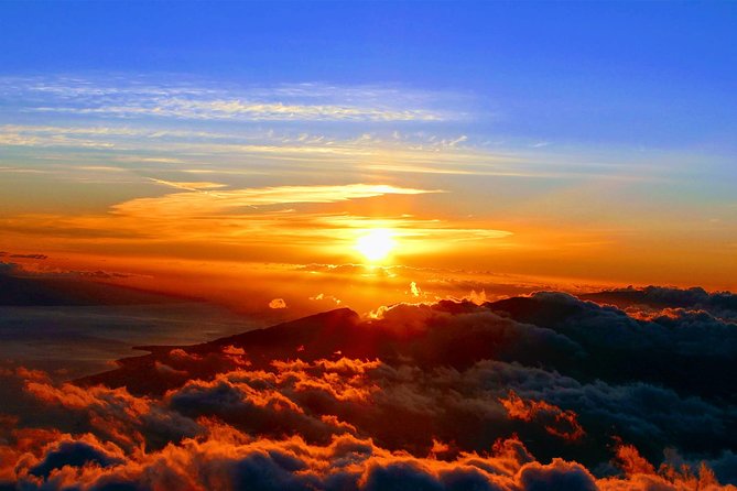 Haleakala Sunrise Tour with Breakfast and West Side Pickup - Dressing for a summit that feels nothing like beach weather