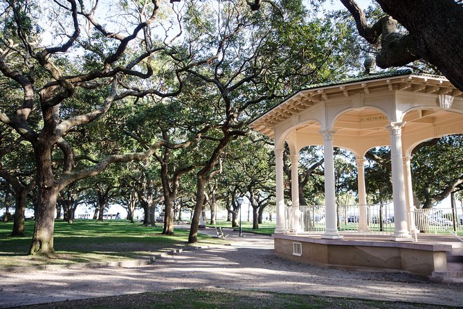Highlights of Charleston Guided Walking Tour - Rainbow Row and the final postcard view