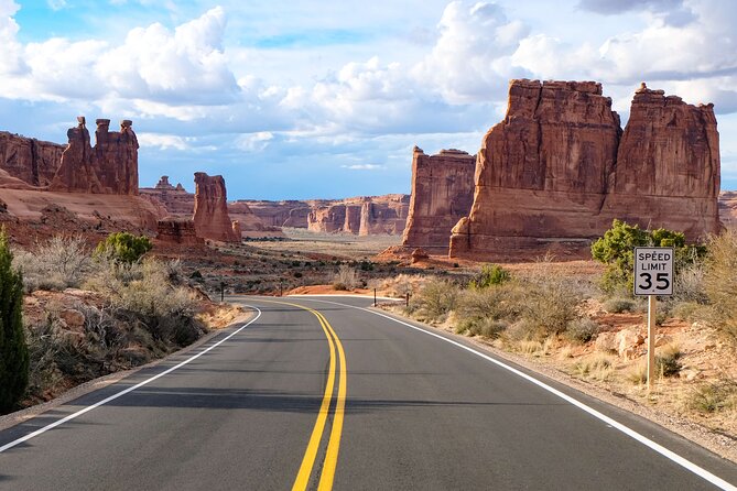 HIGHLY RATED Arches National Park Sightseeing Tour From Moab Utah - Open air when possible, air-conditioning when needed