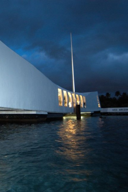 Honolulu: Pearl Harbor USS Arizona Memorial Tour - The Pearl Harbor visitor center and its two main exhibits