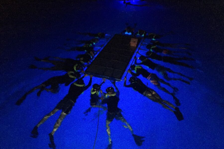 Kailua Kona: Night Manta Ray Adventure on the Big Island - Getting ready beside the light boards