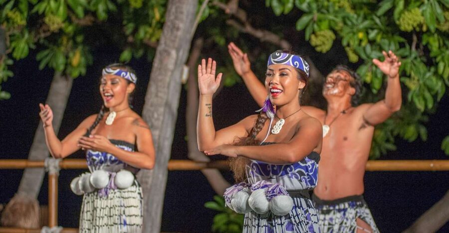 Kailua-Kona: Voyagers of the Pacific Luau with Buffet Dinner - A sunset stage beside Kailua Bay