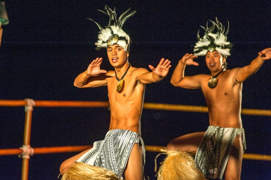 Kailua-Kona: Voyagers of the Pacific Luau with Buffet Dinner - What happens before the show