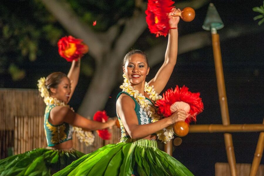 Kailua-Kona: Voyagers of the Pacific Luau with Buffet Dinner - Mai Tais, beer, wine, and soft drinks