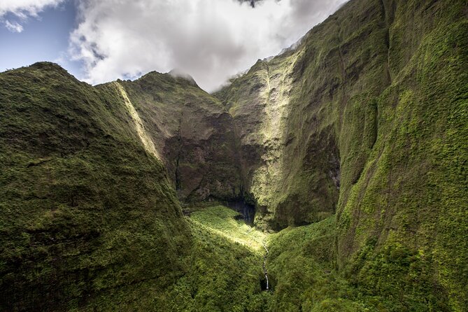 Kauai Deluxe Waterfall Safari: Helicopter Tour - Waterfalls, Jurassic Falls, and mountain interiors