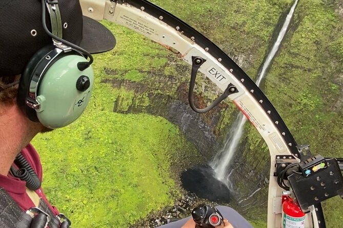 Kauai: Hughes 500 4-Passenger Doors-Off Helicopters - The small Hughes 500 cabin and how seating works