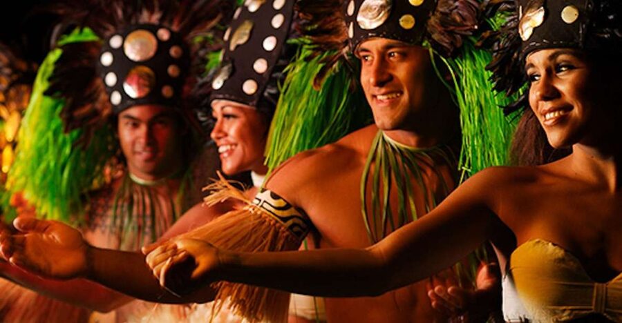 Kauai: Luau Kalamaku with Buffet Dinner & Show - The lei greeting, drinks, and craft fair