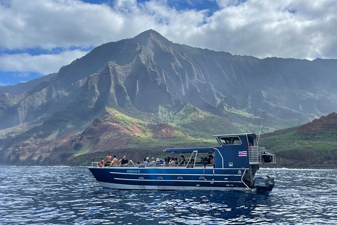 Kauai: NaPali Boat Tour on the Amelia K - Cruising toward the western cliffs