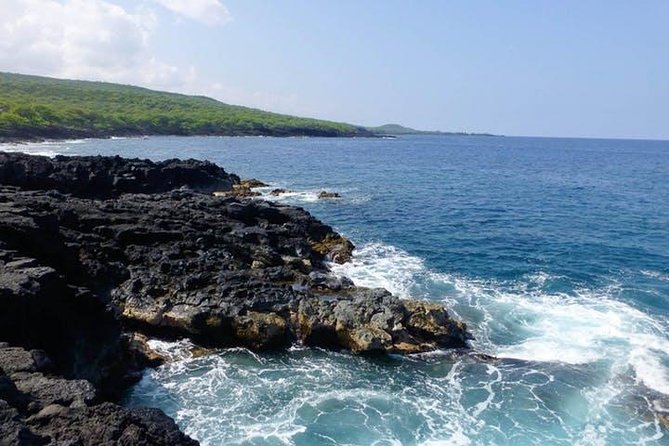 Kealakekua Bay Captain Cook Snorkel Exclusive - Caves, coves, and volcanic rock on the return route