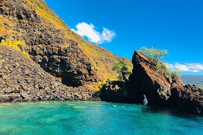 Kona Snorkel Tour: Captain Cook Reef Snorkel, Dolphin & Sea Caves - Group size, guides, and the feel on board