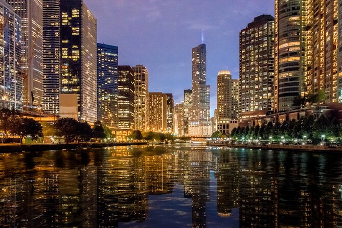 Lake Michigan Sunset Cruise in Chicago - Starting beside the Wrigley Building