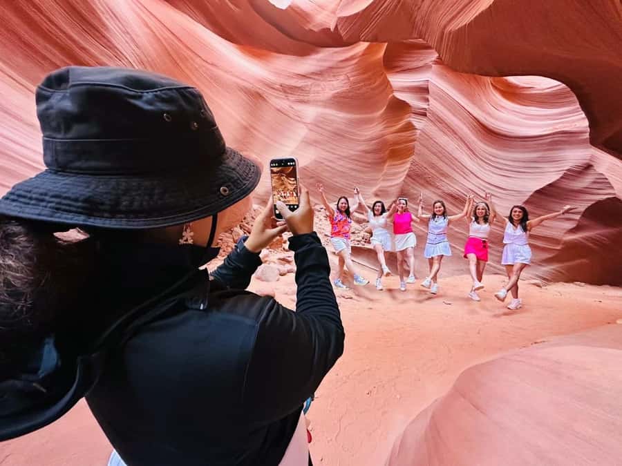 Las Vegas: Antelope Canyon Horseshoe Bend Tour & Lake Powell - Walking to Horseshoe Bend