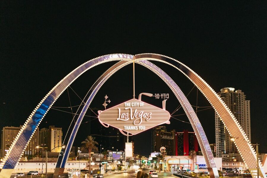 Las Vegas: Sightseeing Night Tour by Open-top Bus - The Welcome sign and the limits of a moving photo stop