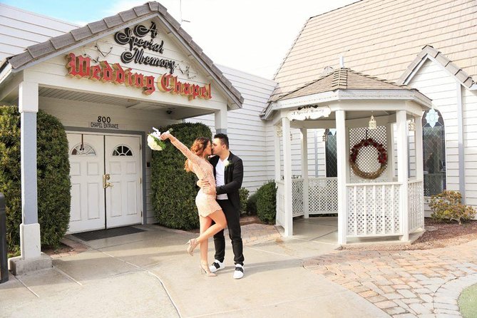 Las Vegas Wedding at A Special Memory Wedding Chapel - Flowers, music, and small personal details