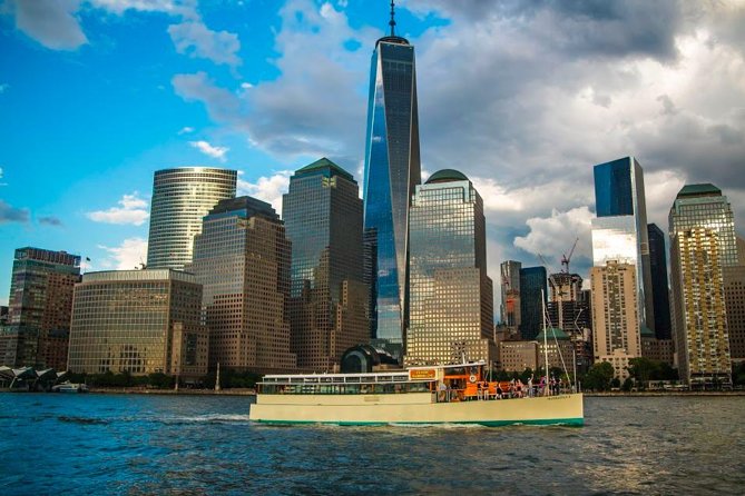 Manhattan Architecture Yacht Cruise - Lower Manhattan, the Financial District, and the Statue of Liberty