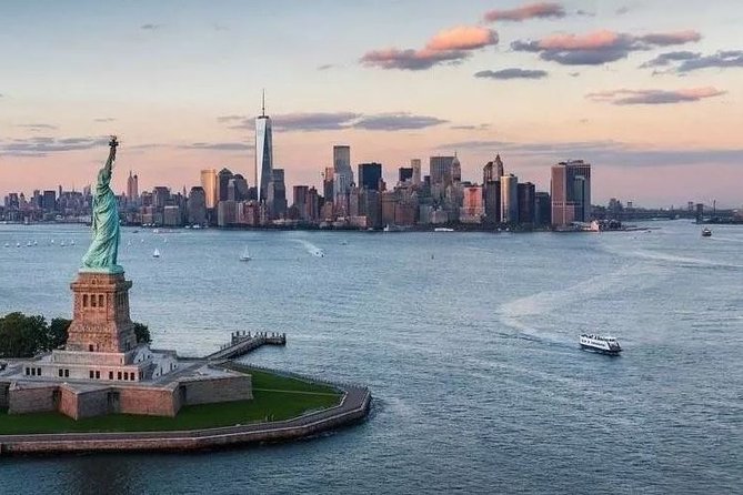 Manhattan Sky Tour: New York Helicopter Flight - Up the Hudson River toward Midtown