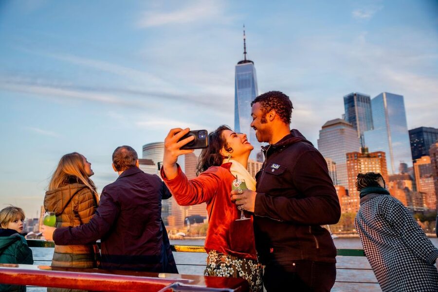 Manhattan: Statue and Skyline Cruise Aboard a Luxury Yacht - Drinks, food, and the pace onboard