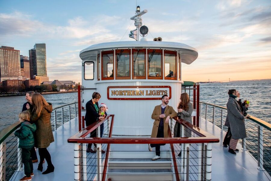 Manhattan: Statue and Skyline Cruise Aboard a Luxury Yacht - Settling into the 1920s-style yacht